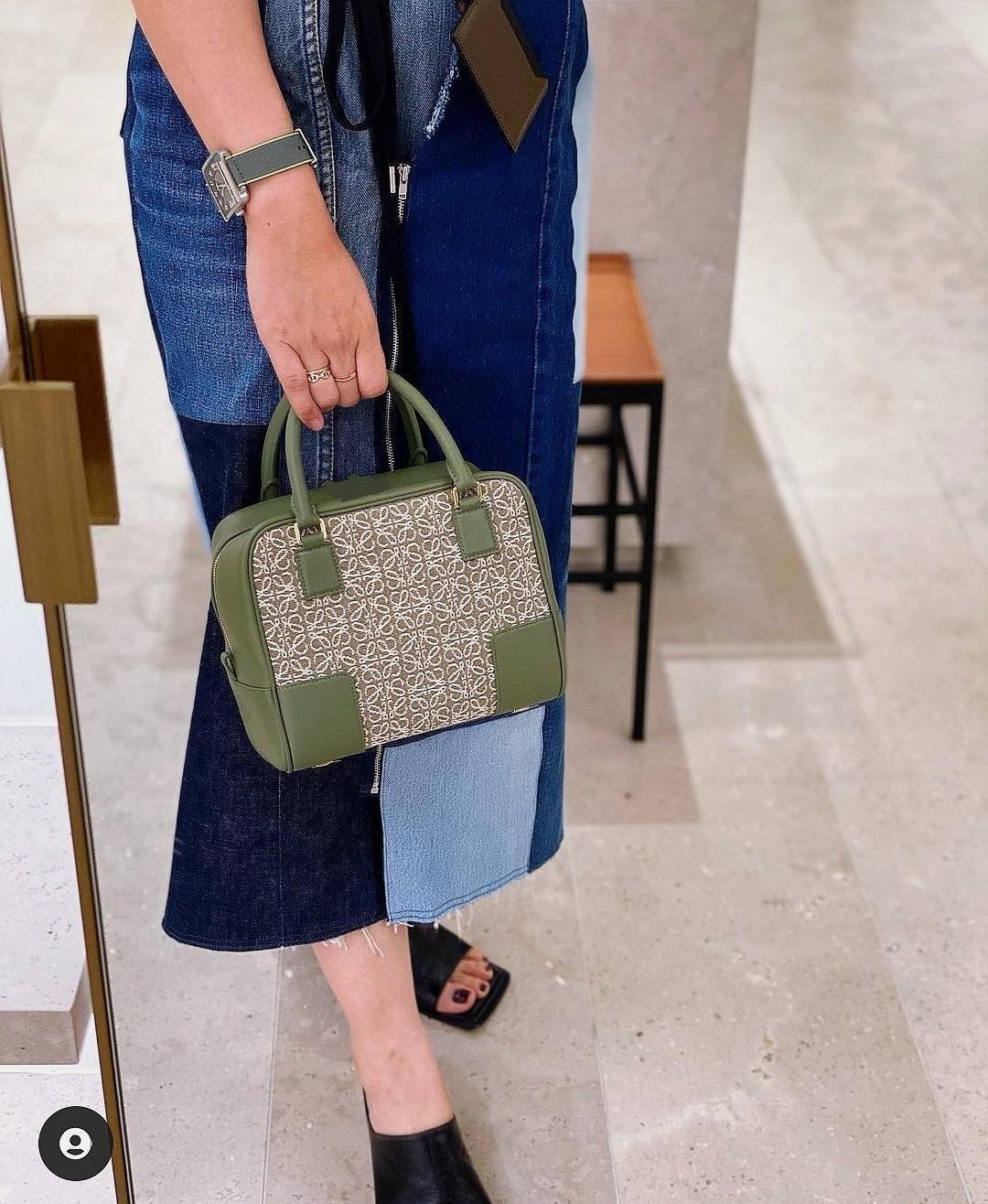 LOEWE ANAGRAM BAG VIP GIFT WITH PURCHASE (GWP) พรีเมี่ยมกิ๊ฟ Limited จาก LOEWE PERFUME DUTYFREE ไอเท็มใหม่! ดีไซน์สวยหรูคงเอกลักษณ์ด้วยวัสดุ Anagram Canvas Jacquard Fabric ผสมผสานหนังแท้ Calfskin ลงตัวสุดคลาสสิค เปิดปิดด้วยซิปแบรนด์อะไหล่ทองขนาดกำลังดี น้