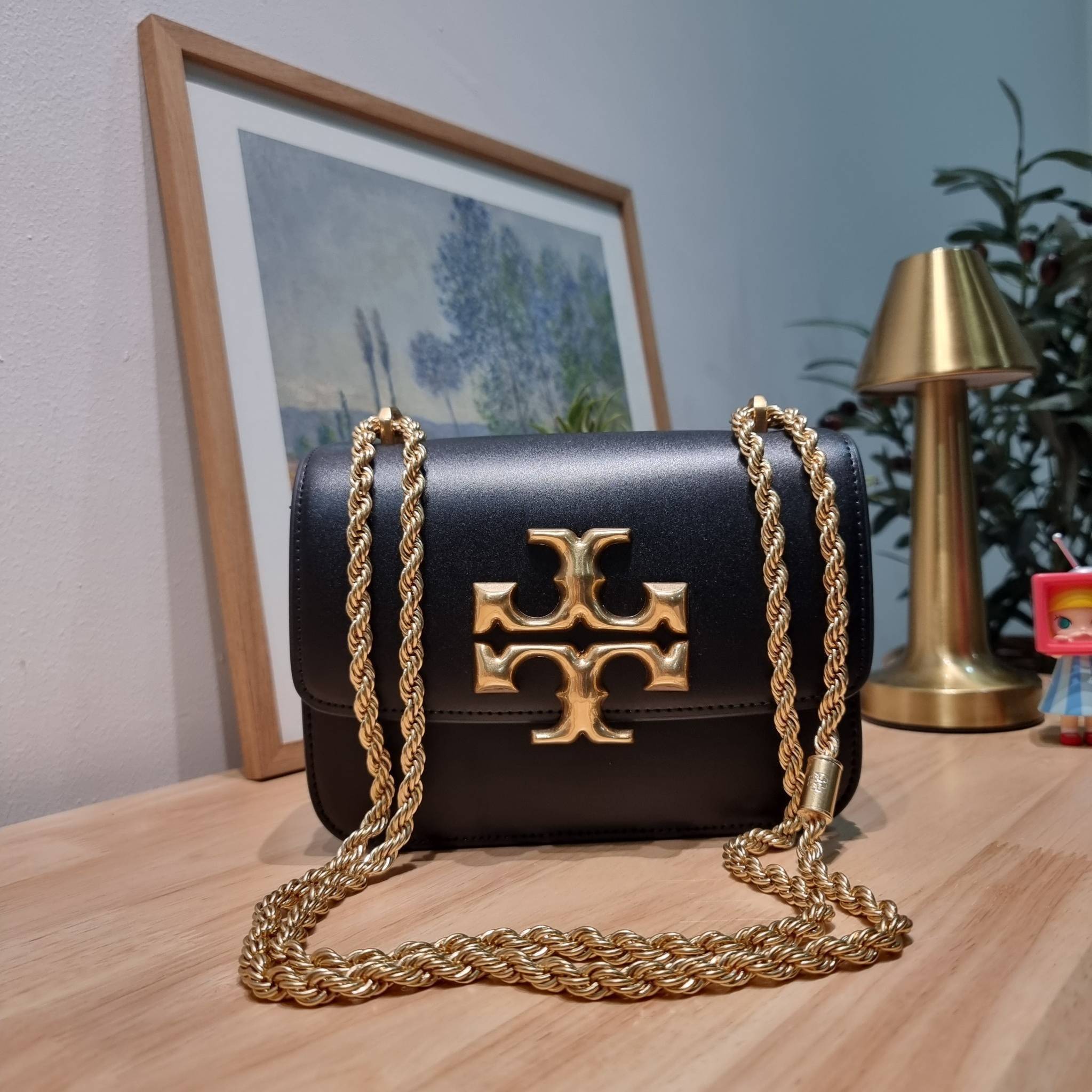 Tory Burch Bag / TORY BURCH ELEANOR SMALL CONVERTIBLE SHOULDER BAG ฮอตไอเท็ม รุ่นนี้ขายดีขายหมด สวยหรู คุณหนู ผู้ดี!! หายากมากแล้วน้า กระเป๋าสะพายข้าง ดีไซน์อยู่ทรง ขนาดกำลังสะดวกใช้ เปิด-ปิดด้วยแถบแม่เหล็ก ภายในแบ่งสัดส่วนได้เป็นอย่างดี