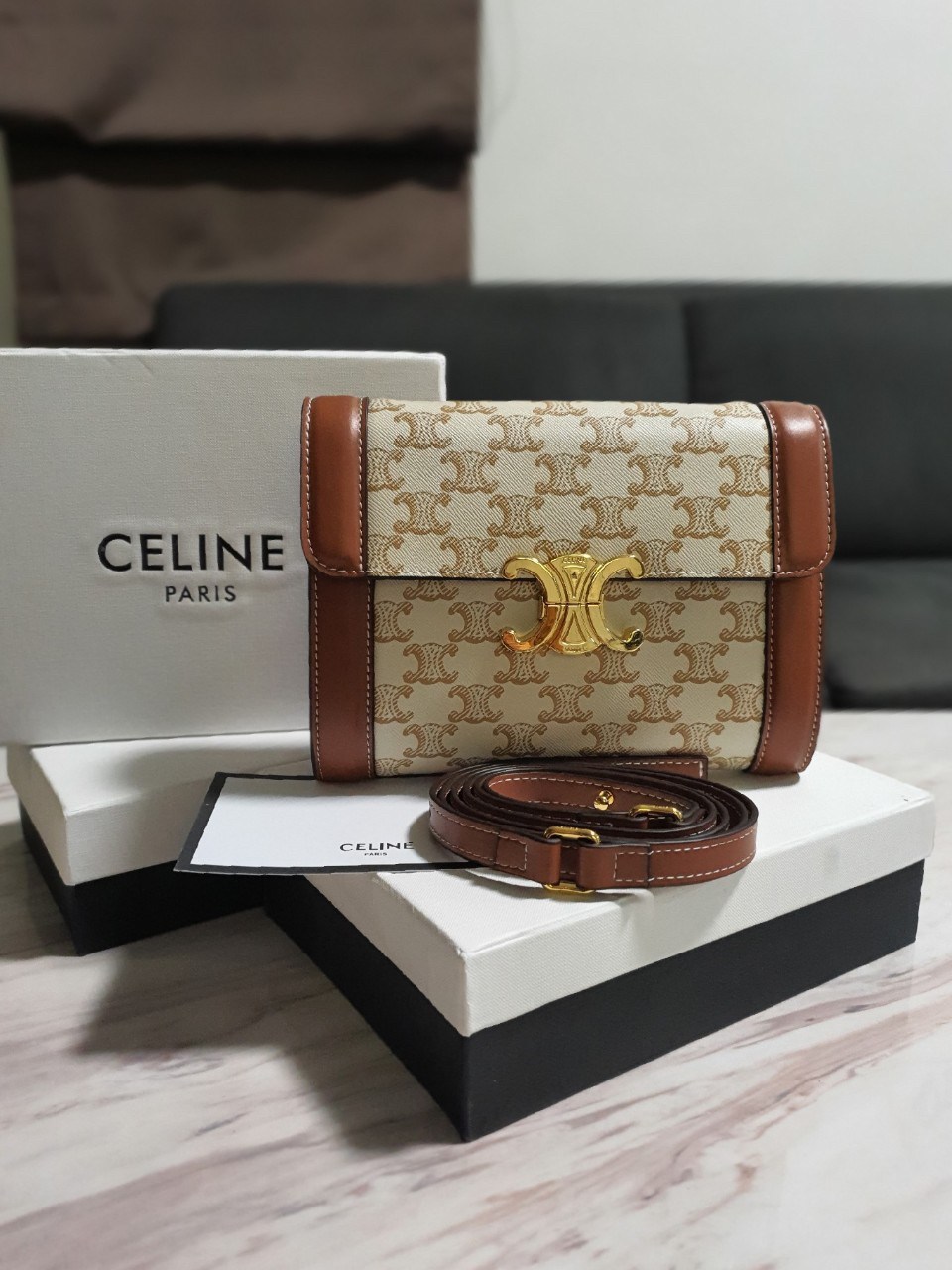 CELINE WOC BAG VIP GIFT WITH PURCHASE (GWP) พรีเมี่ยมกิ๊ฟ Limited Edition จาก PERFUME DUTYFREE COUNTER กระเป๋าทรง CROSSBODY วัสดุหนังทั้งใบตกแต่งขอบสีน้ำตาล ด้านในเปิดปิดด้วยปุ่มบีบโลโก้แบรนด์ มีช่องของโล่งกว้าง พร้อมช่องซิปอีกช่อง มาพร้อมสายสะพายหนังถอดแ