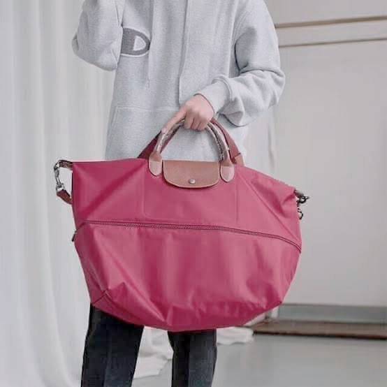 LONGCHAMP LE PLIAGE CLUB TRAVEL BAG กระเป๋าขนาดใหญ่สำหรับการเดินทาง เราเรียกที่นี้ว่า travelling bag รุ่นคลาสสิค มาพร้อมสายสะพายยาวที่ปรับและถอดออกได้ ความพิเศษของรุ่นนี้ที่ครองใจนักเดินทางทั่วโลก คือซิปรอบตรงกลางตัวกระเป๋า สามารถเปิดซิปเพื่อขยายขนาดและพั