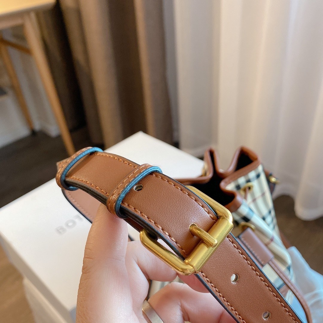 BURBERRY VINTAGE LEATHER BAG งานพรีเมียมกิ้ฟท์เคาเตอร์ น้ำหอมจากแบรนด์ วัสดุหนัง PVC