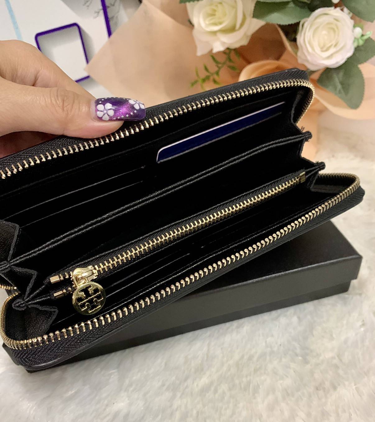 กระเป๋าสตางค์ใบยาว TORY BURCH : Monogram Pattern วัสดุหนังแกะสังเคราะห์ลงเคลือบเพิ่มความเงาอีกชั้น อะไหล่สีทอง **แบบซิปรอบ เปิด - ปิด กระเป๋าด้วยซิปรอบ ด้านในแบ่งออกเป็น 3 Patation ตรงกลางเป็นซิปยาว มีช่องใส่บัตรได้ 8 ใบ หนังเงาสวย จับถนัดมือ พร้อมส่งให้ส