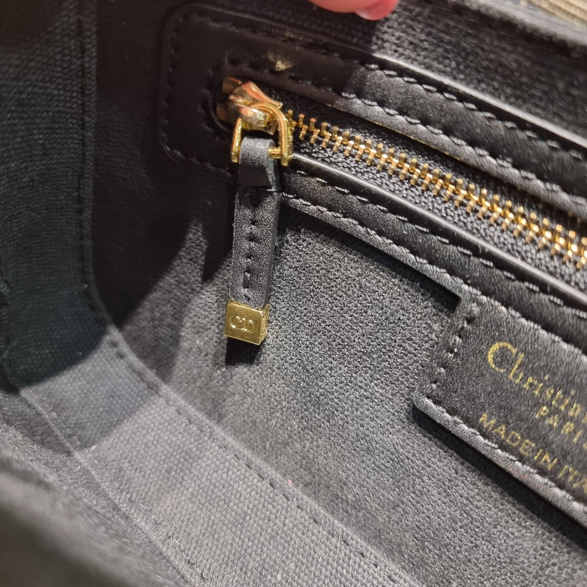 DIOR 30 MONTAIGNE AVENUE BAG สวยหรู ดีเทลแพง ต้องยกให้ไอเท็มนี้เลย กับกระเป๋าสะพายข้าง