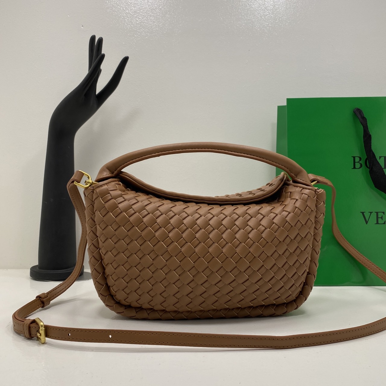 BOTTEGA intrecciato leather Snap Handle Handbag กระเป๋าถือ/สะพาย ดีไซส์สานเป็นเอกลักษณ์ หูจับในตัว หนังสวยงาม เกรดออริ สลับแท้ 1:1 ใช้งานต่างประเทศได้