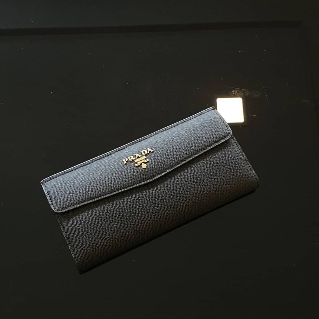 PRADA LONG WALLET กระเป๋าสตางค์รับทรัพย์ ทรงหรู จากแบรนด์ PRADA ลายหนัง SAFFIANO มีช่องใส่บัตร ถึง 12 ช่อง และช่องซิปใส่ของจุกจิกได้ น้ำหนักเบา จับถนัดมือ ขนาดกำลังดีคะ ถือแล้วดูดี อะไหล่ทองสุดหรู ใช้แล้วสวยแน่นอนค้า