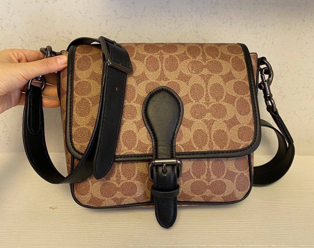 Coach Frankie Crossbody In Signature Canvas Leather Bag Sling CD877 กระเป๋าสไตล์แฮนด์ฟรีที่จัดระเบียบอย่างดีสำหรับการเดินทางหรือที่ทำงาน Frankie Crossbody ขนาดกะทัดรัดถือทุกสิ่งที่จำเป็นด้วยพื้นที่สำหรับโทรศัพท์ กระเป๋าสตางค์ กุญแจและอีกมากมาย ผลิตจากผ้าแ