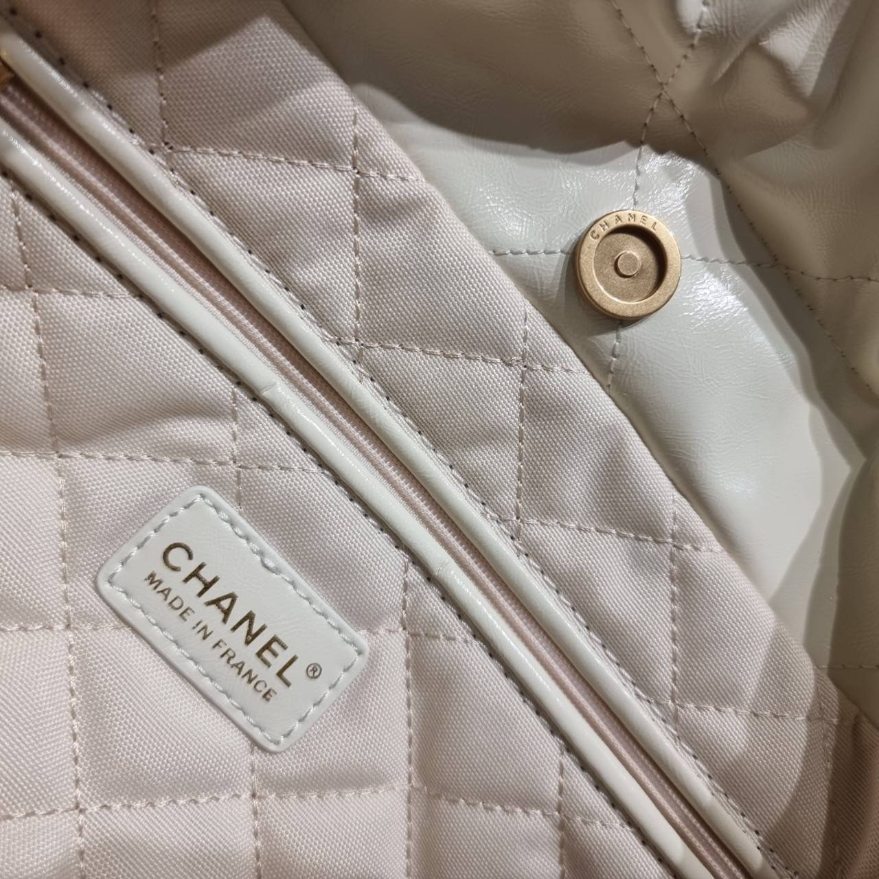 Chanel 22 horizontal bag แรงเกินต้านที่สุดกับไอเท็มนี้ ที่สาวๆหรือใครๆก็ต้องมี มาในไซส์ใหญ่ รูปทรงใช้ง่ายขึ้น แต่ยังจุได้หนักๆเหมือนเดิม ดูหรูหรา เกินเรื่องที่สุด