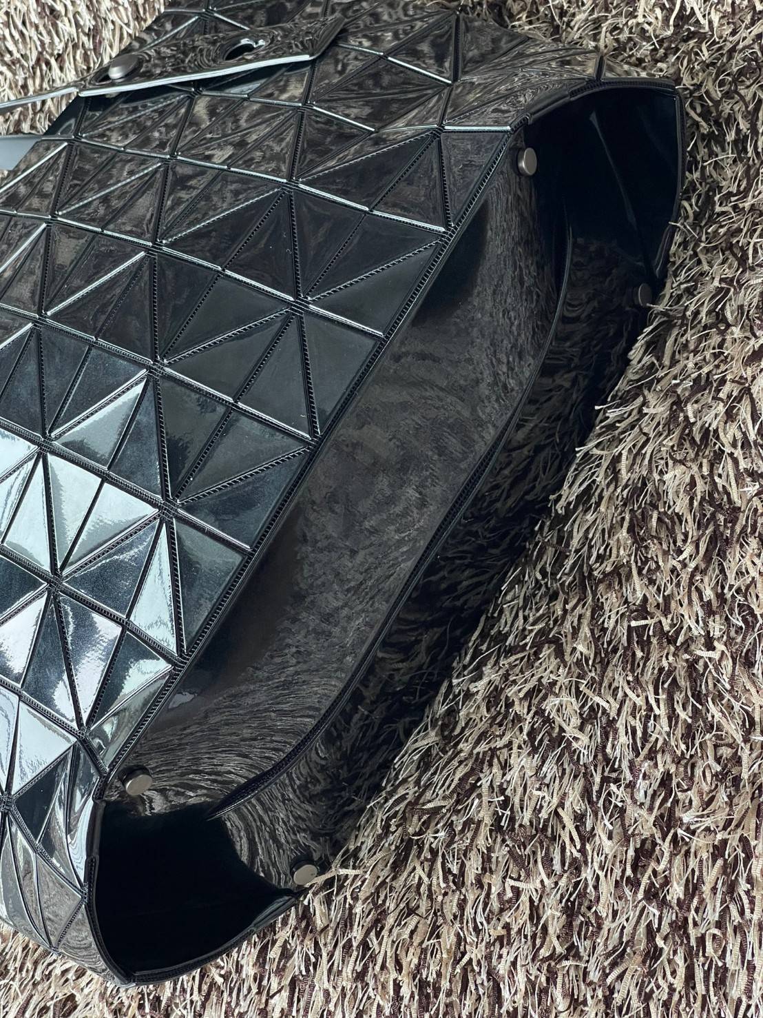 Bao Bao Issey Miyake ROCK MATTE ซีรีส์นี้จะเป็นทรงสี่เหลี่ยมผืนผ้า มีซิปปิดด้านบน ถือเป็นรุ่นที่เหมาะกับการใช้งานในชีวิตประจำวัน สามารถพับมุมและบริเวณด้านล่างของกระเป๋าเพื่อเพิ่มความสะดวกสบายในการใช้งาน ทั้งยังช่วยให้วางกระเป๋าในแนวตั้งได้อีกด้วย แผ่นต่อส