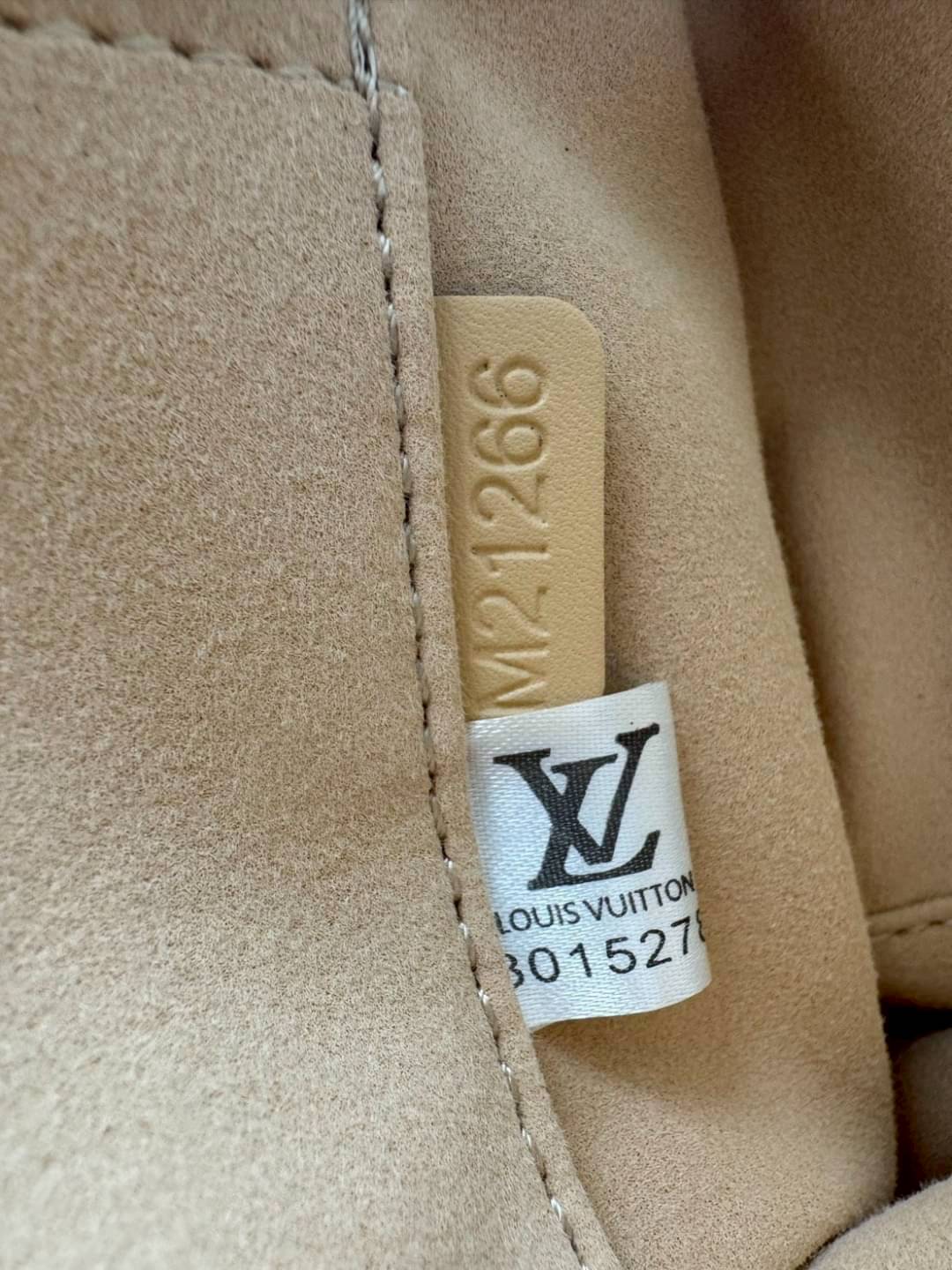 LV x TM Handbag East West Murakami กระเป๋าทรงโท้ทรุ่นท็อปฮิต กับดีไซน์ใหม่ต้อนรับฤดูร้อน โดดเด่นด้วยการตกแต่งลายพิมพ์ โทนสีสดใสสะดุดตา มาพร้อมพวงหนังห้อยรูปโบว์และแท็กปั้มแบรนด์ จับในตัวพร้อมสายสะพายข้าง รูปทรงสวยตลอดกาล