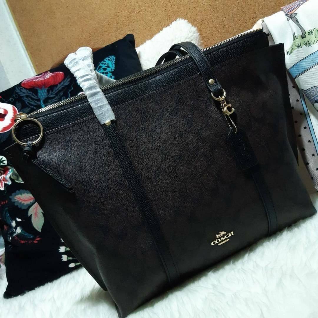 COACH 2319 MAY TOTE IN COLORBLOCK SIGNATURE CANVAS กระเป๋าโท้ท ดีไซน์ใหม่ล่าสุด!! 💕💕 เก๋ตรงปากกระเป๋า คล้ายกระเป๋าซ้อนในตัว สีตัดกับตัวกระเป๋าได้อย่างลงตัว ทรงสวย ใบใหญ่ใส่ของได้เยอะ เปิด-ปิดด้วยซิป รูดใช้งานง่าย ภายในโล่งกว้าง ด้านหลังมีช