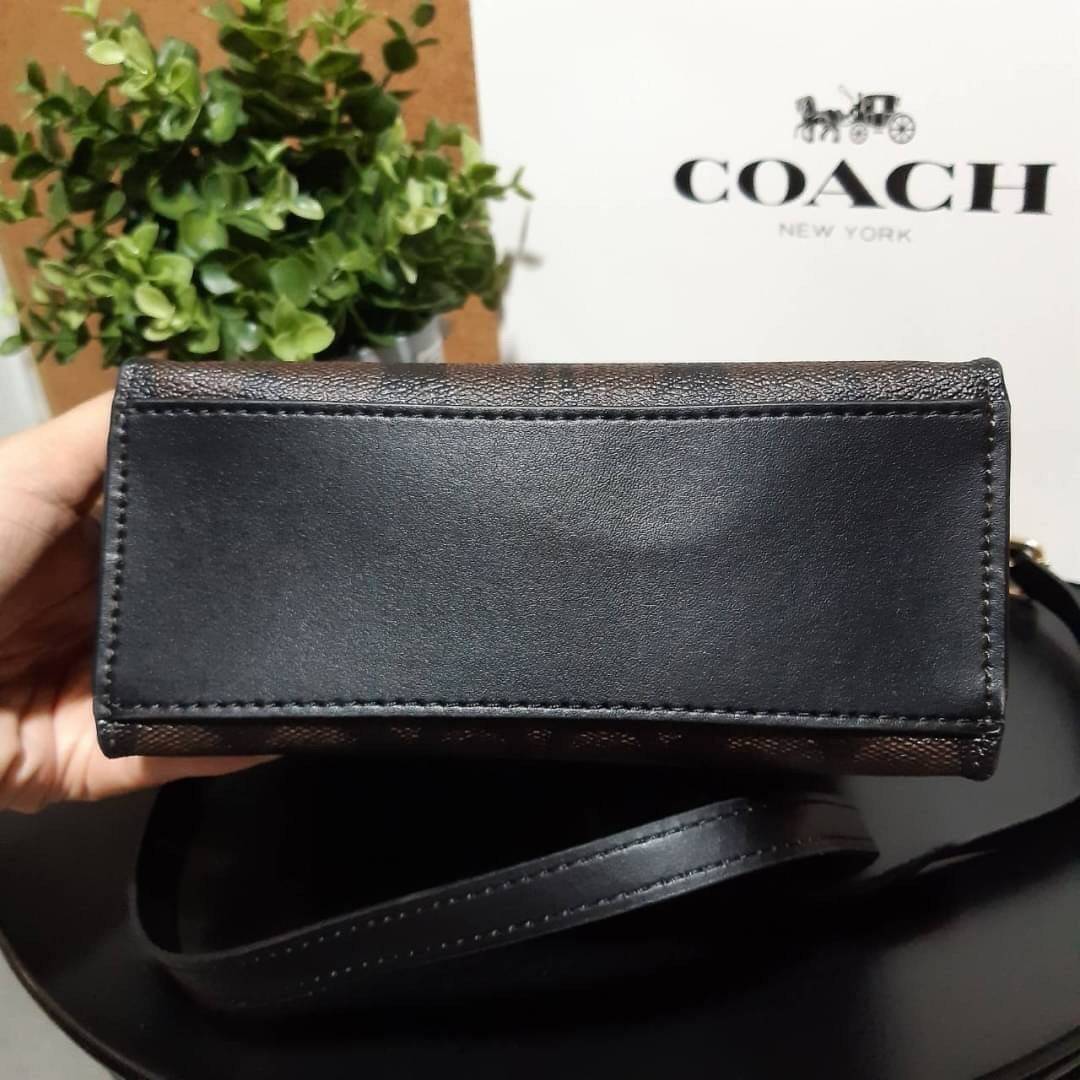 COACH 5693 MINI CALLY CROSSBODY IN SIGNATURE CANVAS กระเป๋าครอสบอดี้โท้ทมินิไซส์ รุ่นใหม่สุดฮอต!! ใบจริงคือน่ารักม้ากกกก!! สวยอยู่ทรง น่ารักน่าใช้ วัสดุหนังแคนวาสเคลือบลาย ปากกระเป๋ามีกระดุมแม่เหล็ก มาพร้อมหูจับในตัวและสายสะพายข้าง ถอดออกหิ้วเก๋ๆก็ได้ หรื