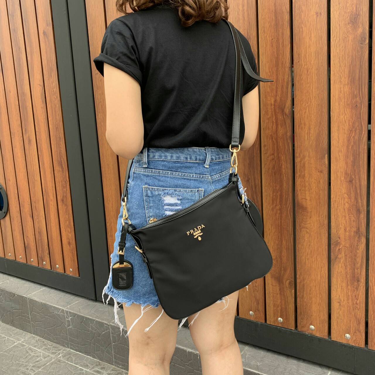 Prada Tessuto Saffiano Nylon and Leather Crossbody Messenger Bag กระเป๋าสะพาย ทรงสวย ดูโดดเด่น จากแบรนด์ Prada แท้ 100% ทำจากวัสดุผ้าไนล่อน เนื้อหนา คุณภาพดี อะไหล่ทอง สวยหรูดูแพง ซับในพิมพ์ลายแบรนด์สวยๆ ตามแบบฉบับแบรนด์ ใส่ IPad, เครื่องสำอางค์, กระเป๋าส