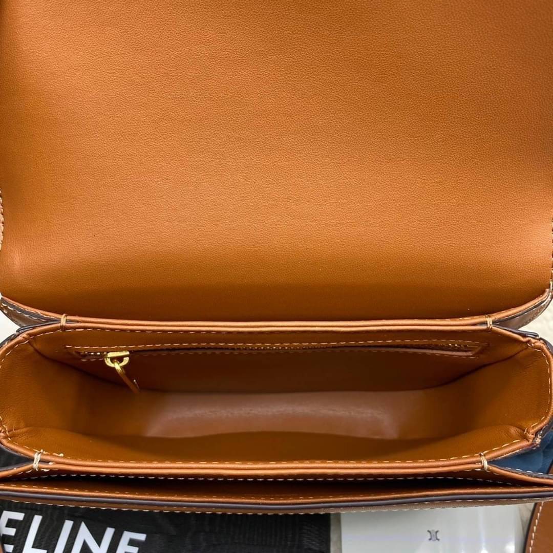 CELINE Teen BESACE TRIOMPHE in Triomphe Canvas and Calfskin Tan เกรดออริจินอล รุ่นใหม่ล่าสุด พร้อมส่งที่ไทย ภาพสินค้าถ่ายจากงานขายจริง ใช้งานต่างประเทศได้