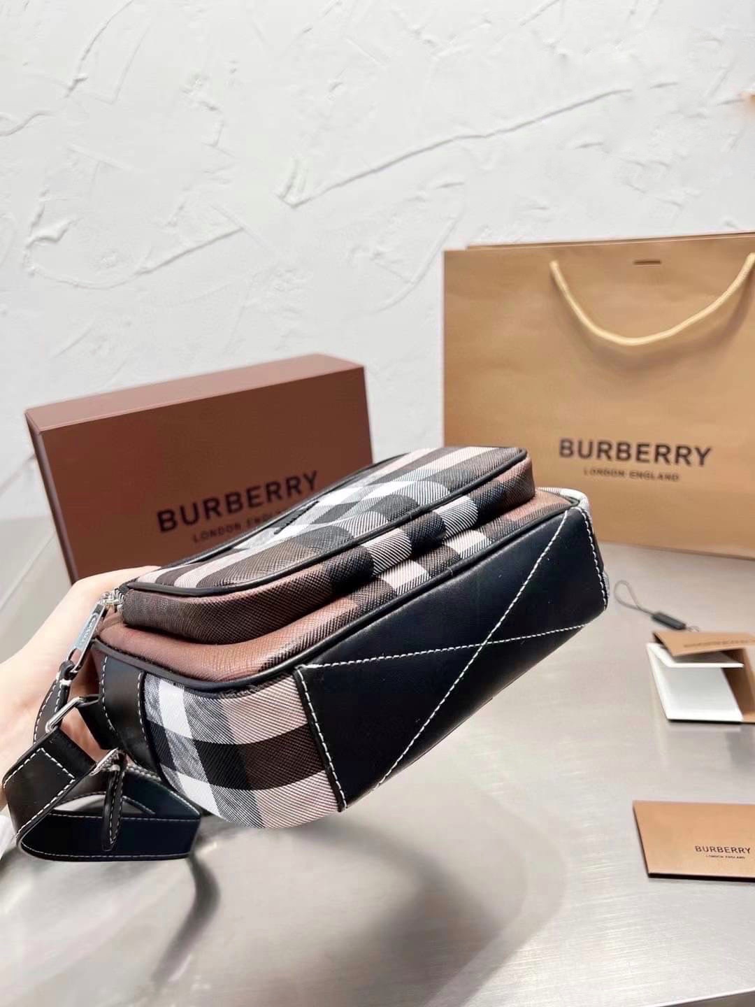 Burberry Vintage Check And Leather Crossbody Bag / Burberry Check Crossbody รุ่นใหม่ล่าสุด คุณผู้ชายช็อปด่วนค่า 🇬🇧 NEW ARRIVAL วัสดุ CANVAS อยู่ทรง ด้านหน้มีช่องซิปใส่ของหนึ่งช่อง ช่องหลักปิดเปิดด้วยซิป Rare items เด็ดๆแบบนี้ห้ามพลาดน้าาา