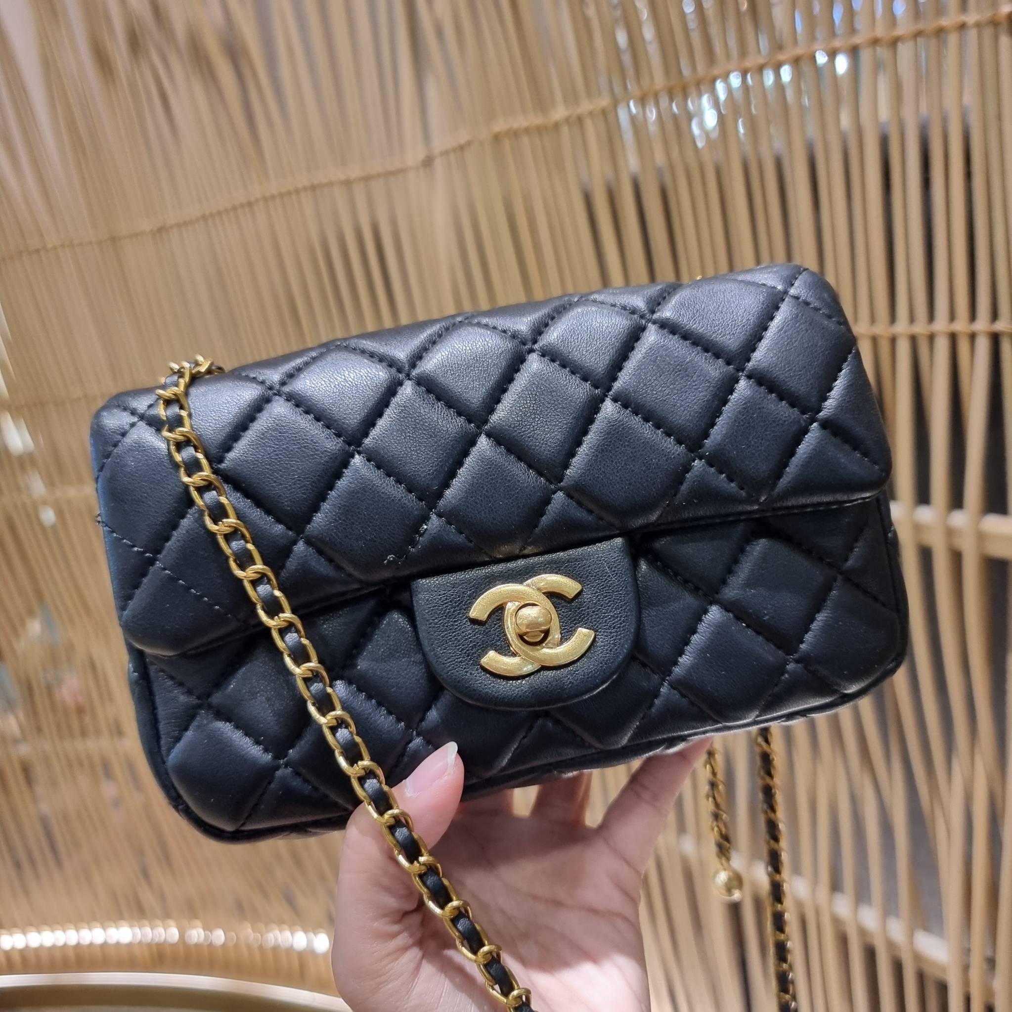 VIP 🥂 เซ็ทคือที่สุดของความคุ้ม CHANEL GIFT BOX SET สุดหรูชวนให้สะสม สุดยอดไอเท็มหายากพร้อมเสิร์ฟครบชุด สุดคุ้ม มาพร้อมกระเป๋าสะพายถึง 2 ใบ สุดหรูลิมิเต็ด จับคู่รุ่นยอดฮิต และที่พิเศษยังมีน้ำหอมตัวท็อปมาให้อีก chanel no.5 ที่แสนจะเย้ายวน ในขนาด 7.5