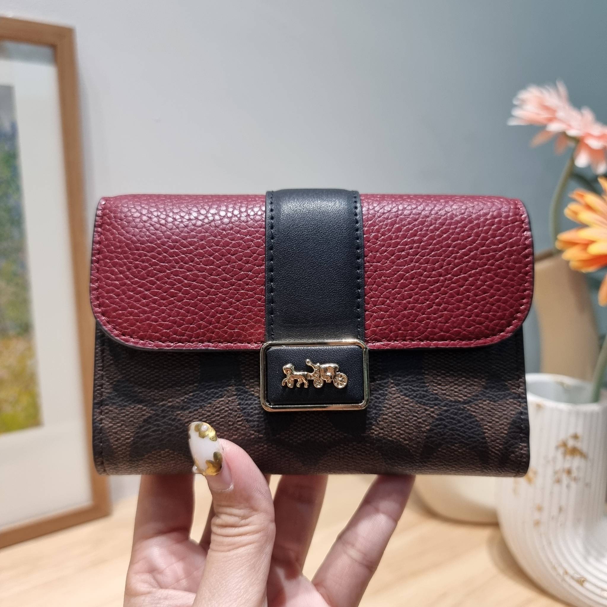 COACH MEDIUM GRACE WALLET IN SIGNATURE CANVAS CC061 CC060 CC059 พร้อมส่ง 5 สี กระเป๋าสตางค์ใบกลาง ดีไซน์หรู โดดเด่นด้วยโลโก้สไตล์วินเทจ คลาสสิค โทนสีใช้งานง่าย