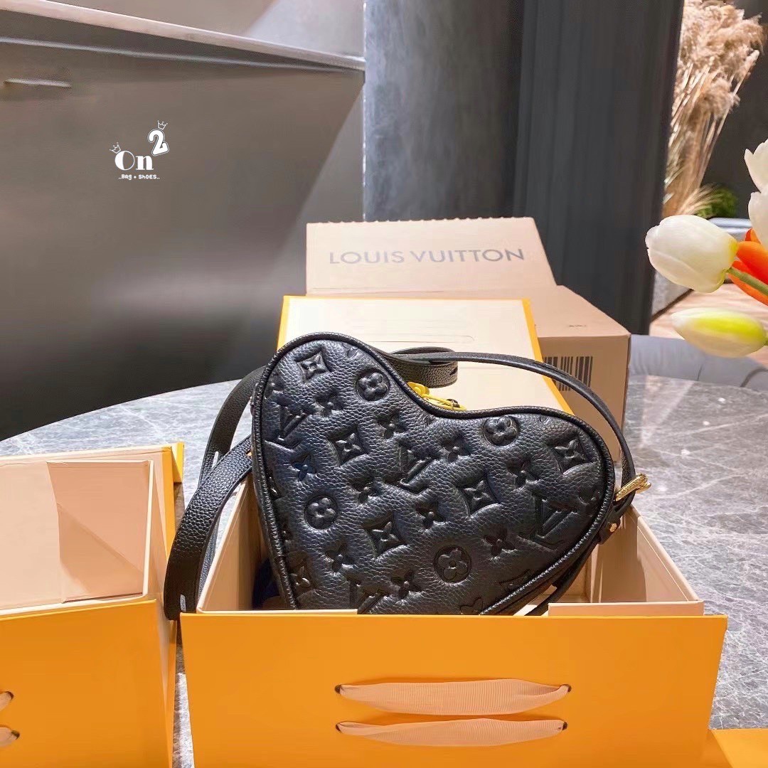 LV Sac Coeur handbag / LV Heart Puffy Bag ปังไม่ไหว กระเป๋าสะพายรูปทรงหัวใจ งานสวยเป๊ะ หนังปั้มลายโมโนแกรม แมทง่ายเข้าได้ทุกลุค ภาพสินค้าถ่ายจากงานขายจริง ใช้งานต่างประเทศได้