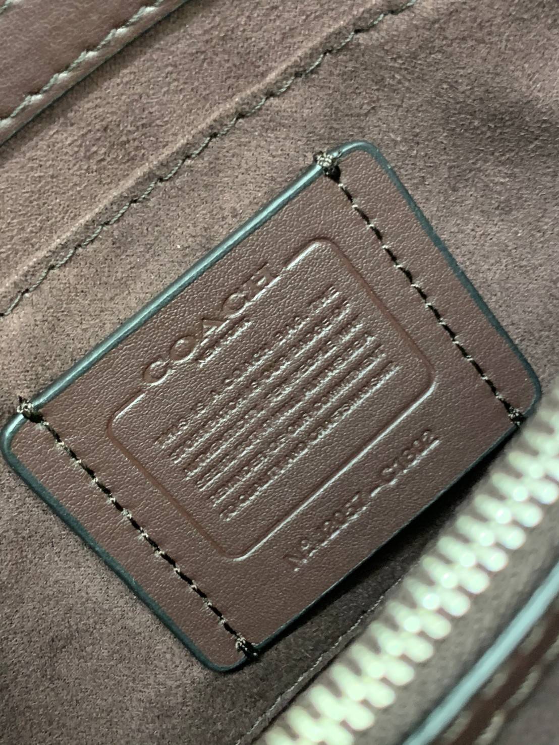 COACH TILLY SATCHEL 23 ((C1802//C1439/C1435)) พร้อมส่งที่ไทยทันทีค่ะ! กระเป๋าสะพายครอสบอดี้ร์หรือหิ้วก็เก๋ไปอีกค่ะ หนังแท้สวยงาม เปิดปิดกระเป๋าแบบหมุนล็อค ภายในมี2ช่องหลัก ใส่กระเป๋าเงินใบกลางได้;มือถือได้ทุกรุ่น;ของจำเป็นสาวๆได้ครบค่ะ;มีช่องซิปกลางและช่อ