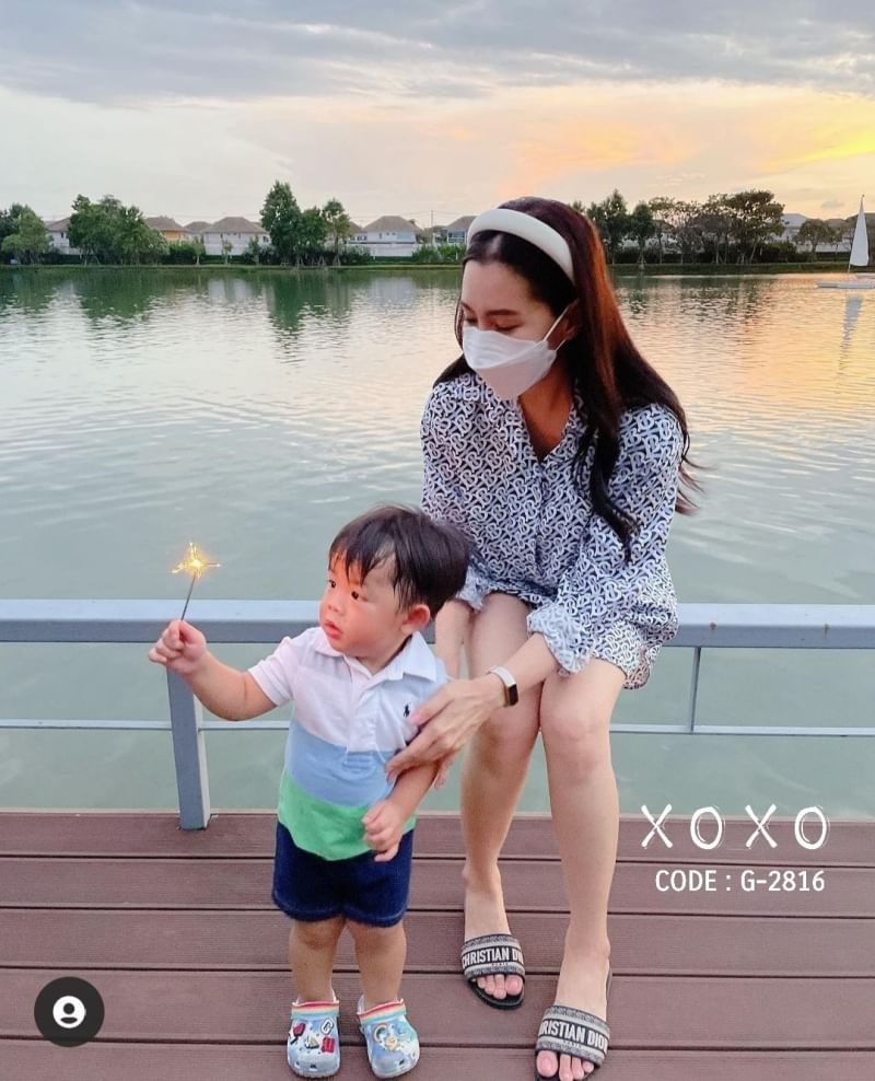 Christian Dior รองเท้า งานสวม วัสดุผ้าทวีส ด้านหน้า มีโลโก้แบรนด์ว่าง สวย เก๋ ชนช้อป แมทส์ชุดง่าย น้ำหนักเบา