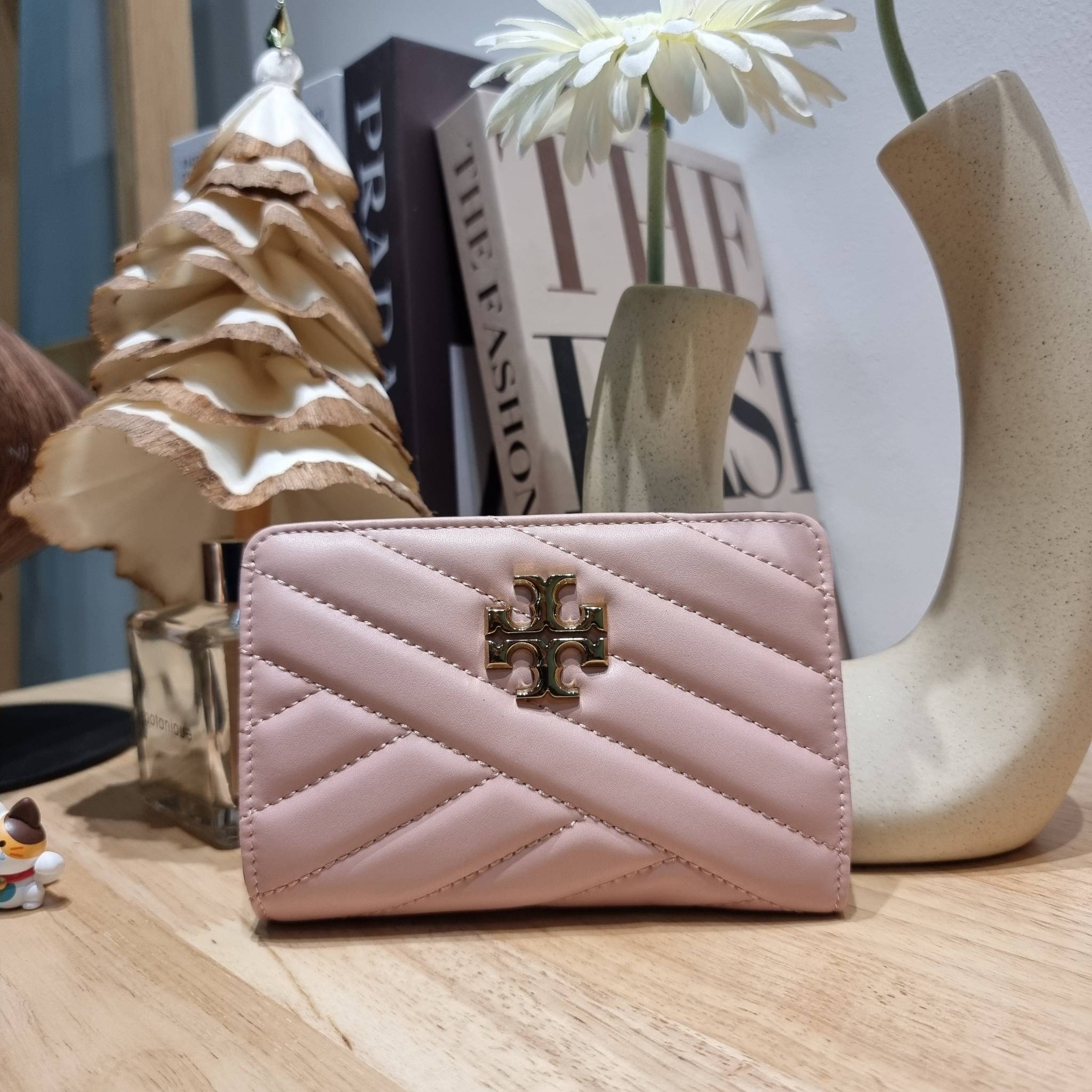 TORY BURCH KIRA CHEVRON MEDIUM SLIM WALLET กระเป๋าสตางค์ใบกลางรุ่นบาง ไม่กินพื้นที่กระเป๋า ดีไซน์เรียบหรู