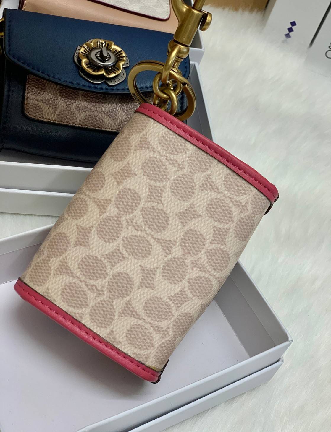 พวงกุญแจสวยๆ ไว้คล้องกระเป๋าใบสวยยกันค๊าา😘 COACH PARKER CHARM COLORBLOCK SIGNATURE ✔️พวงกุญแจจากแบรนด์ Coach สินค้าจำนวนจำกัดนะคะ❗️ ✔️สามารถใช้เป็นพวงกุญแจ//หรือใส่เหรียญด้านในกระเป๋าได้ค่ะ//เปิดปิดแบบกระดุมนะคะ