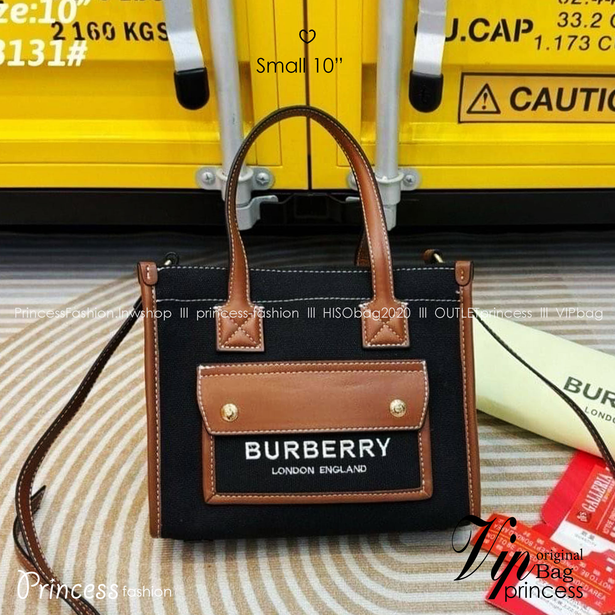 Burberry Freya Canvas Tote Bag Small กระเป๋าสะพายทรงโท้ทใบเล็กกะทัดรัดใช้งานง่าย ดีไซน์ทรงเหลี่ยมสวยอยู่ทรง ด้านหน้ามีช่องใส่ของ ภายในโล่งกว้างจุ หูจับหนังถนัดมือ