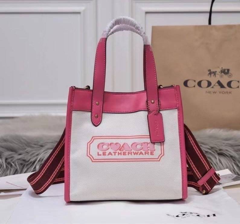 OUTLET 】COACH FIELD TOTE 22 WITH HEART กระเป๋าทรงสี่เหลี่ยม จุของได้มากมายสำหรับทุกโอกาส ด้านในมีช่องซิปไว้ใส่ของจุกจิกได้ มีป้าย Coach ตัวใหญ่ติดอยู่ ทำจากหนังฟอกฝาดและผ้า Signature Jacquard มีสายใหญ่ที่มีน้ำหนักเบา ออกแนว sport ใช้ได้สำหรับสะพายไหล่หรือ