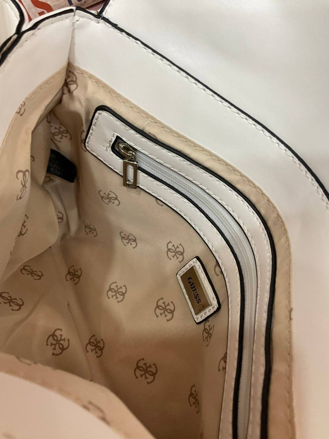 ของแท้ 💯% 】GUESS BLAKELY TOP HANDLE FLAP BAG กระเป๋สะพายรุ่นใหม่ล่าสุด รุ่นยอดนิยมสวยอยู่ทรง วัสดุหนังนิ่ม น้ำหนักเบา มีฐานกว้างตั้งอยู่ทรง ด้านหน้าประดับด้วยโลโก้แบรนด์สวยโดดเด่น