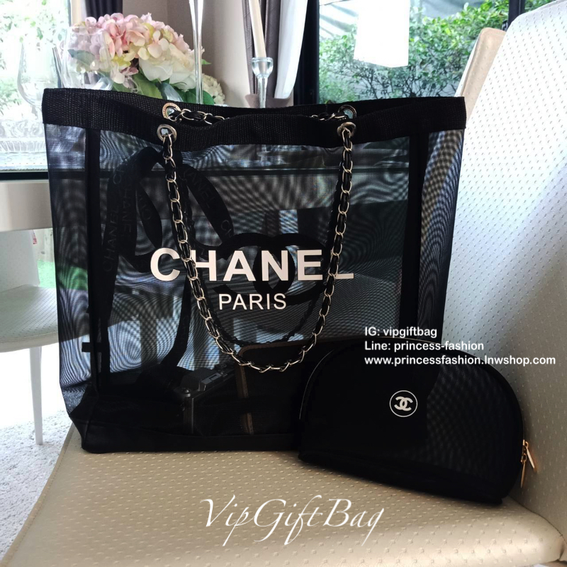 สีเงินสุดหรู **ถึงไทยแล้วค่ะ ---- ซื้อ1ได้ถึง2 !!! ---- Chanel Shopping Ribbin bag Chain With + Cosmetic Pouch กระเป๋าสะพายใบใหญ่ทรง Shopping พร้อมกระเป๋าใส่เครื่องสำอางค์ ใบเล็ก จากงานพรีเมี่ยมกิ้ฟของแท้นำเข้าจาก Chanel Perfume Counter ใบใหญ่วัสดุ Nylon 