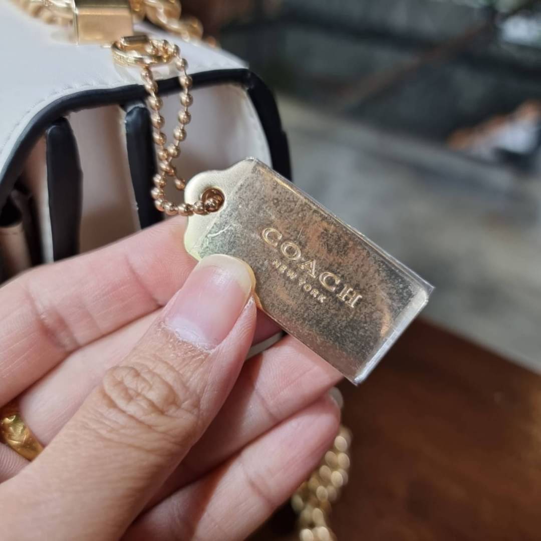 COACH C2858 KLARE CROSSBODY WITH DAISY EMBROIDERY ดอกเดซี่ฮิตไม่หยุดยั้ง!! ขายดิบขายดีทุกคอลเลคชั่น รอบนี้มาให้ได้ใช้งานง่ายกว่าเดิม กับกระเป๋าสะพายข้าง โทนสีละมุนลูกคุณหนู ดีไซน์ปักดอกเดซี่เพิ่มลูกเล่น ให้มีสีสัน สายสะพายโซ่สลับหนัง สะพายยังไงก็ขับผิว เป