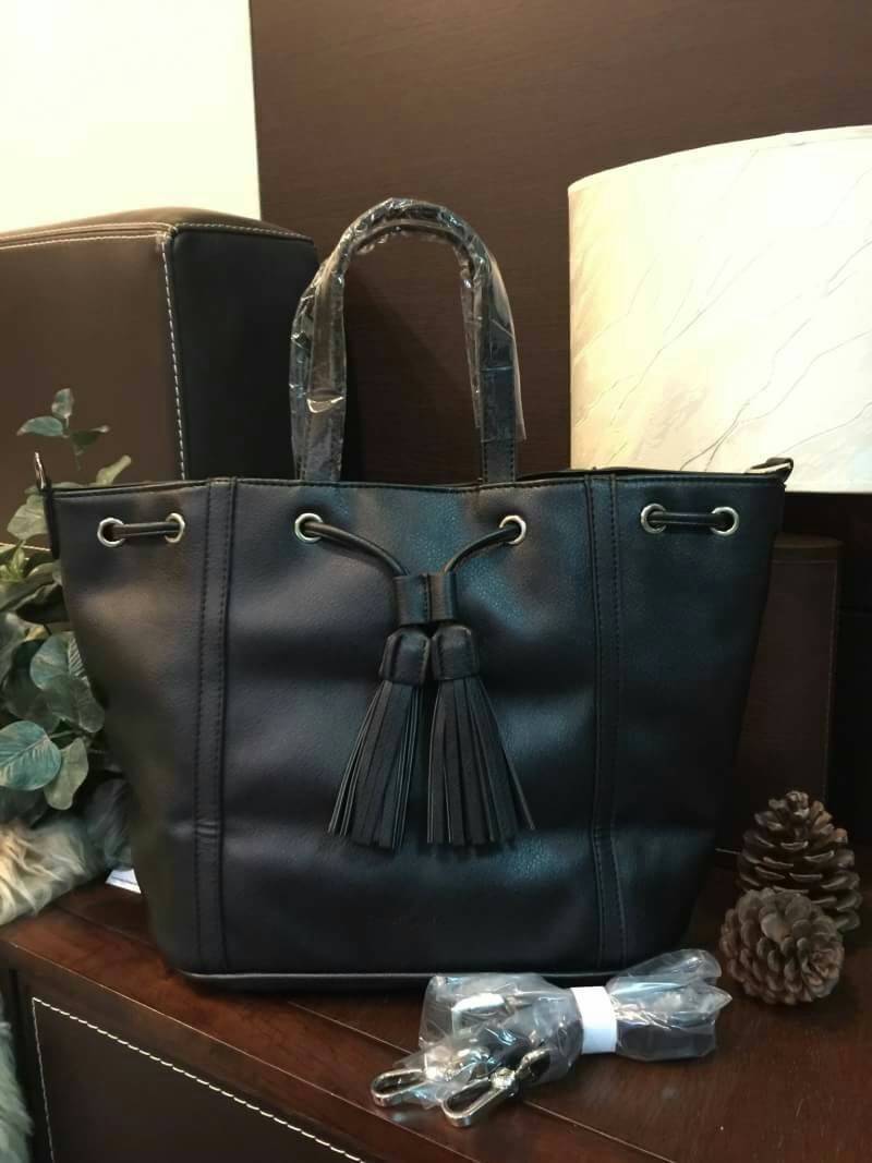 CHARLES & KEITH TASSEL DRAWSTRING BAG กระเป๋าถือหรือสะพายหนังนิ่มสวย น้ำหนักเบา ดีไซน์โดดเด่น ที่หูรูด Drawstring ประดับพู่ สามารถถือหรือสะพายได้ 2 ทรง ไม่จำเจ ปั๊มโลโก้ด้านหน้า ภายในมีช่องซิปเเละช่องเล็กใส่ของ ฐานเสริมอย่างดีใส่ ipad / iphone ของใช้ได้จุ