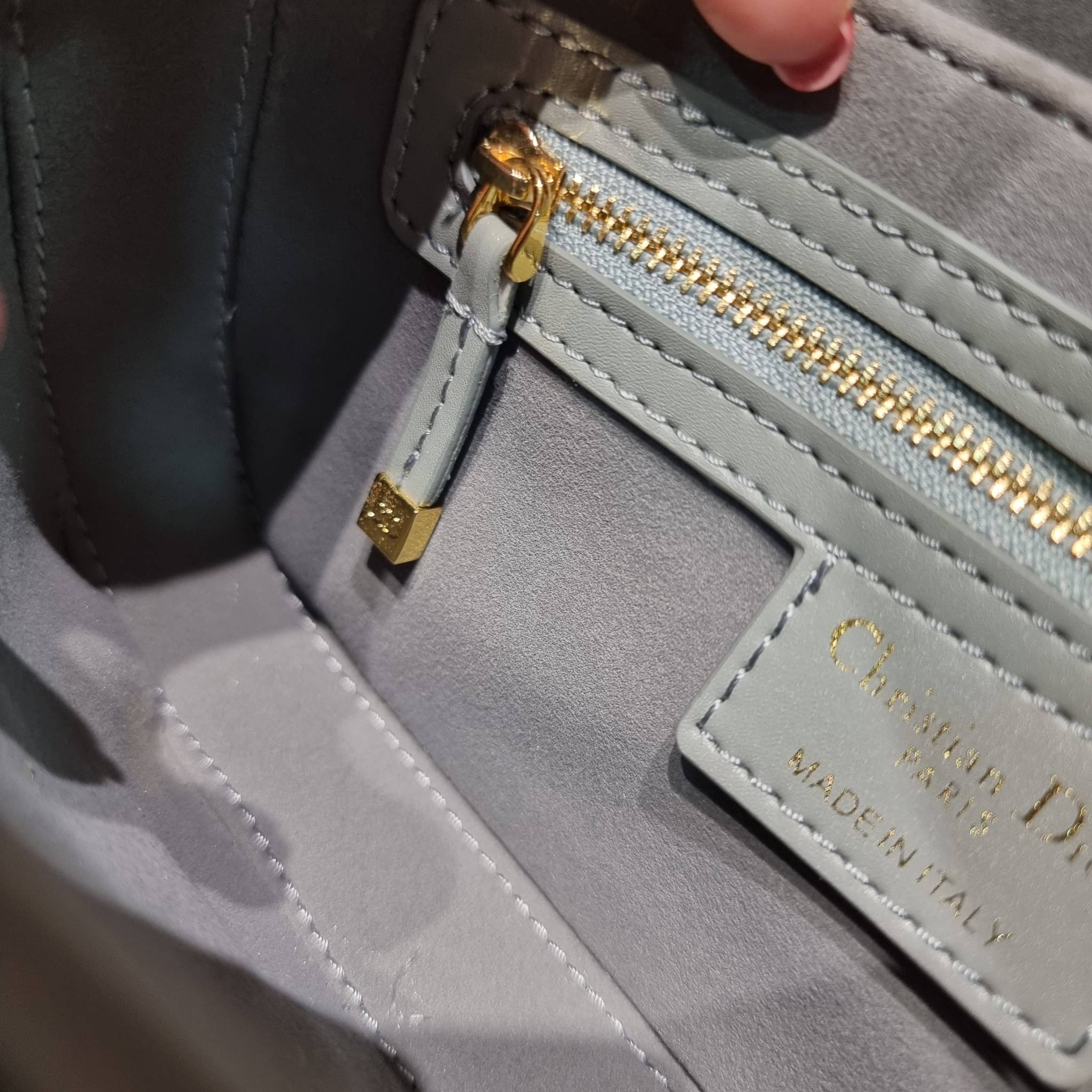 DIOR 30 MONTAIGNE AVENUE BAG สวยหรู ดีเทลแพง ต้องยกให้ไอเท็มนี้เลย กับกระเป๋าสะพายข้าง รุ่นที่ใครเห็นเป็นต้องรัก