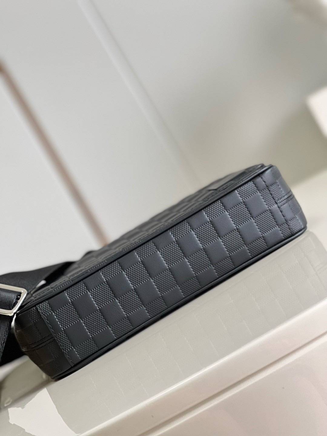 เกรดเทพ Top ORI | LV District PM Damier Infini leather กระเป๋าสะพายทรงแมสเซ็นเจอร์ หนังแท้ เกรดดีสุด เทียบแท้ ผ่านทุก ตม. ใช้งานได้ทั่วโลก