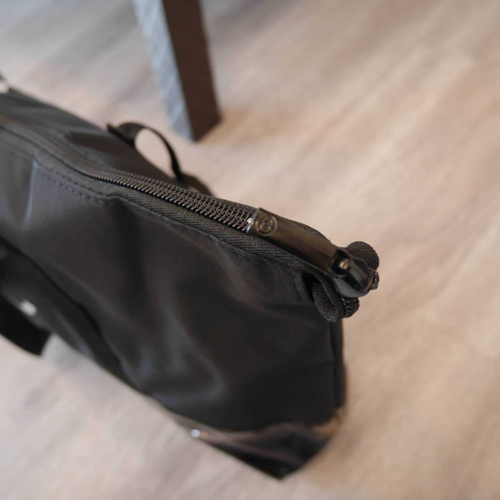 New! กระเป๋าใบใหญ่ทรง Tote จากแบรนด์ Chanel VIP gift Bag ของแท้ 100% ทำจากผ้าหนา Polyester ฐานล่างกระเป๋าทำจากหนังแก้วผิวมันเงา สวยหรู สกรีนโลโก้ชาแนลหน้าหลัง หัวซิปปั้มโลโก้ ด้านในเป็นช่องกว้าง และมีอีกหนึ่งช่องเก็บของ รุ่นนี้สะพายไหล่ สวยมาก น้ำหนักเบา 