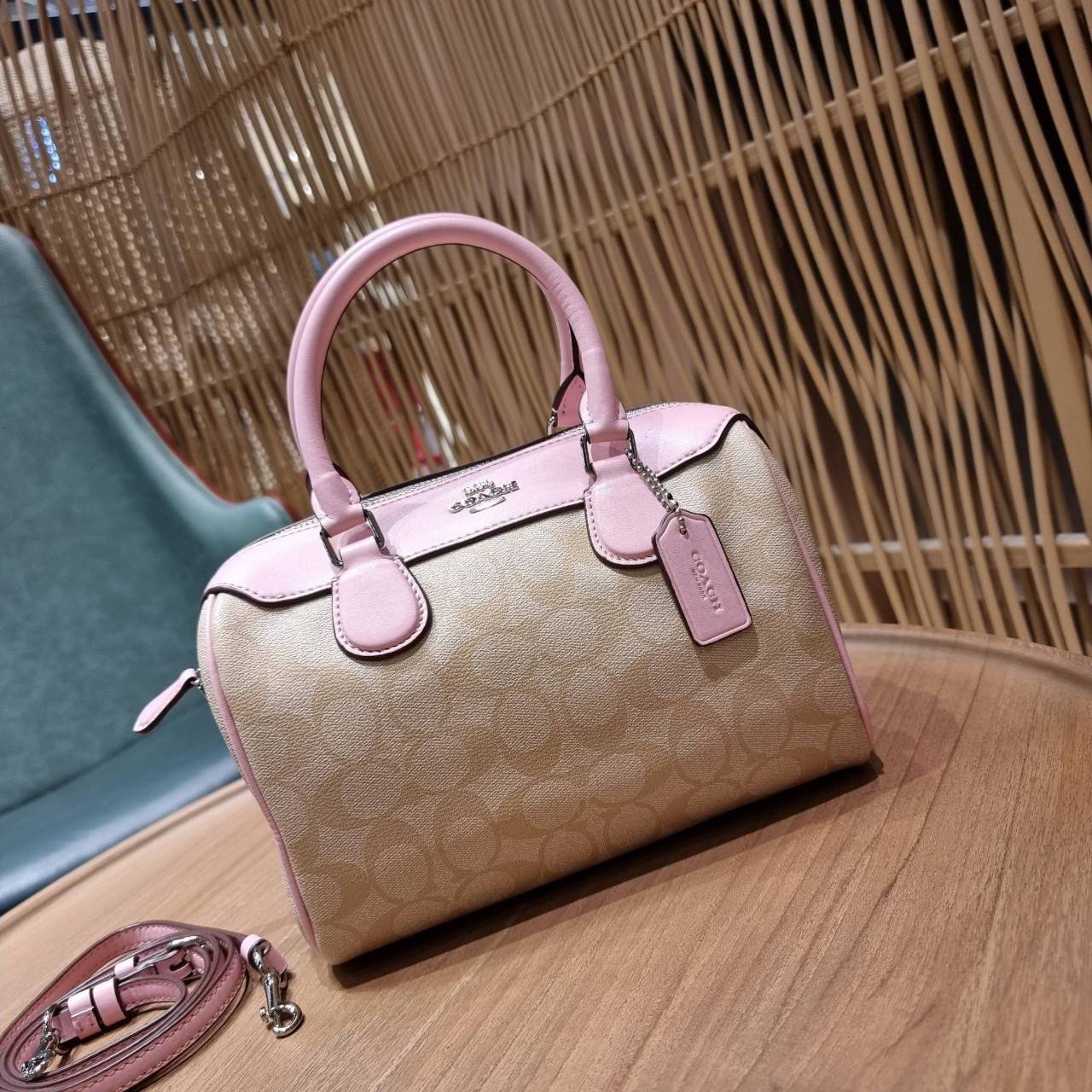COACH F32203 MINI BENNETT SATCHEL IN SIGNATURE CANVAS กลับมาอีกครั้ง!! กับกระเป๋าทรงหมอนยอดฮิต 🥳 มีกี่สีก็ขายหมด วัสดุหนังแคนวาสเคลือบลาย ทรงสวยใช้งานได้ทุกโอกาส ภายในโล่งกว้างใส่ของได้เยอะ มีหูจับในตัว และสายสะพาย crossbody ปรับได้ตามตัว ใบนี้ไม่