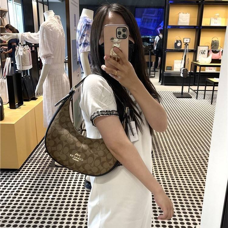 Coach Bailey Hobo With Whipstich Shoulder Bag (coachc1322) กระเป๋าcoach ทรงโค้งใช้แบบหิ้วหรือคล้องไหล่ก็ดูดี ใช้วัสดุหนังแท้ชั้นดี หนังสวยมากๆค่ะ ด้านหน้าใช้อะไหล่แบรนด์ตัวใหญ่ หรู ดูสะดุดตามีเดียว จุดเด่นตรงสายคือร้อยหนังเป็นสีเข้ากับตัวกระเป๋าได้สวยงาม 