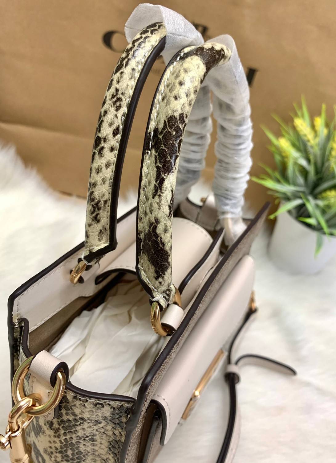 น้องเข้าใหม่ ไม่มีไม่ได้แล้ว ต้องรับไปดูแลเลยค่าา❤️ COACH MINI PEPPER CROSSBODY IN SIGNATURE ((C7227)) 📣พร้อมส่งที่ น้องใหม่ล่าสุดค่าา! กระเป๋าสะพายครอสบอดี้ร์ หรือหิ้วออกงานก็สวยไม่น้อยทีเดียวค่ะ หนังแท้นิ่มสวย หูหิ้วและด้านข้างกระเป๋าทำลา