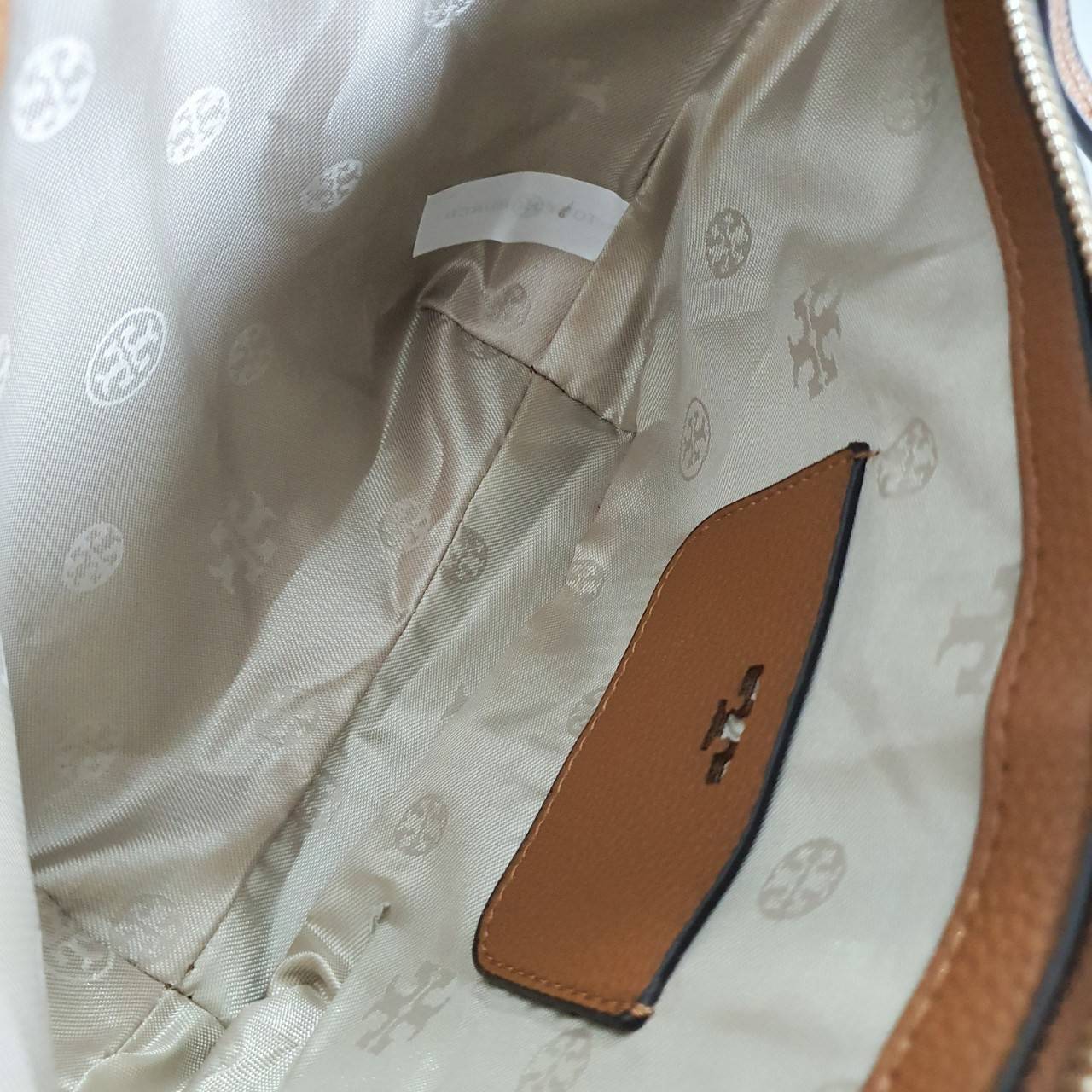 Tory Burch Mcgraw Mini Top Zip Satchel กระเป๋าสะพายทรงสวย ใบขนาดเล็กกำลังดี หนังสวยมาก ปักโลโก้แบรนด์ด้านหน้า เปิดปิดด้วยซิปยาวอะไหล่ทอง บุผ้าไนลอนปั้มลายแบรนด์ด้านใน พร้อมช่องใส่ของ1ช่อง สามารถใส่กระเป๋าสตางค์ใบยาว มือถือ iphone เงิน ของจุกจิกได้ มาพร้อม