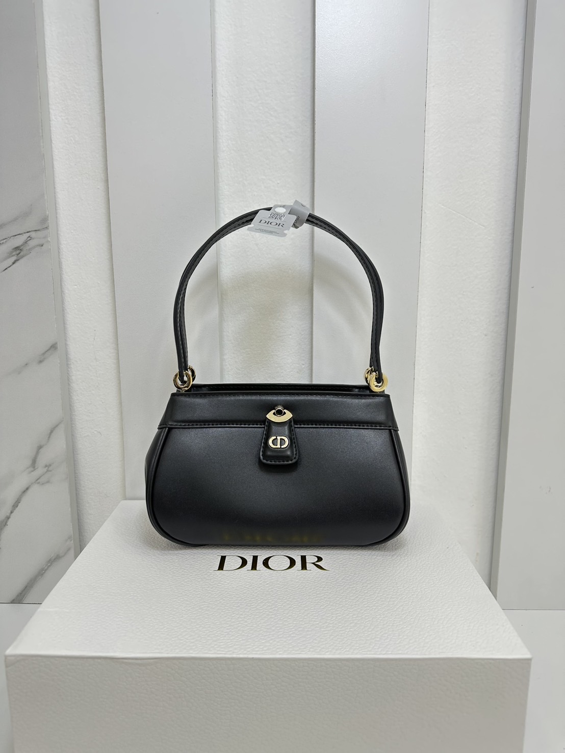 DIOR KEY BAG small 8" กระเป๋าสะพายไหล่รุ่นใหม่ กระเป๋าถือที่ฮ็อตสุดๆ เพราะ Sold out หมดเว็บไซต์เป็นที่เรียบร้อยด้วยดีไซน์ที่ดูหรูหรา