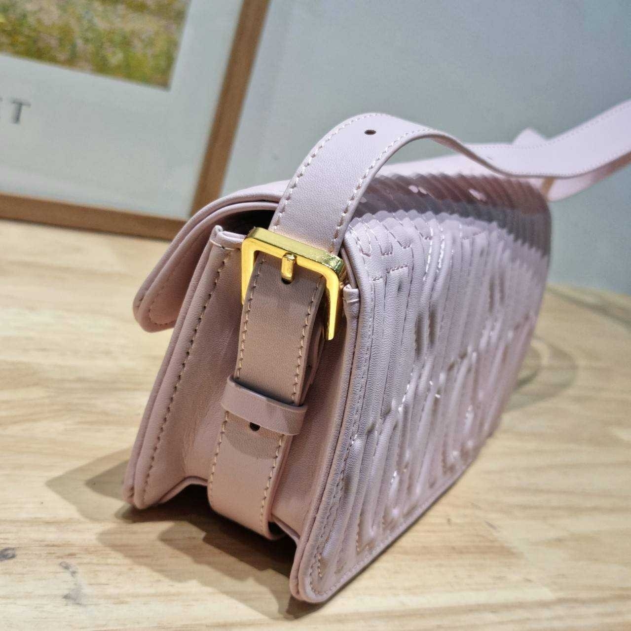 Dior Flap Bag / Quilted Miss Dior Allover Leather Bag กระเป๋าสะพายไหล่สุดลัคชู หรูหราเกินเรื่อง ดีไซน์ใหม่สวยงามด้วยดีเทลฝีเย็บและลายหนังปั๊มนูน