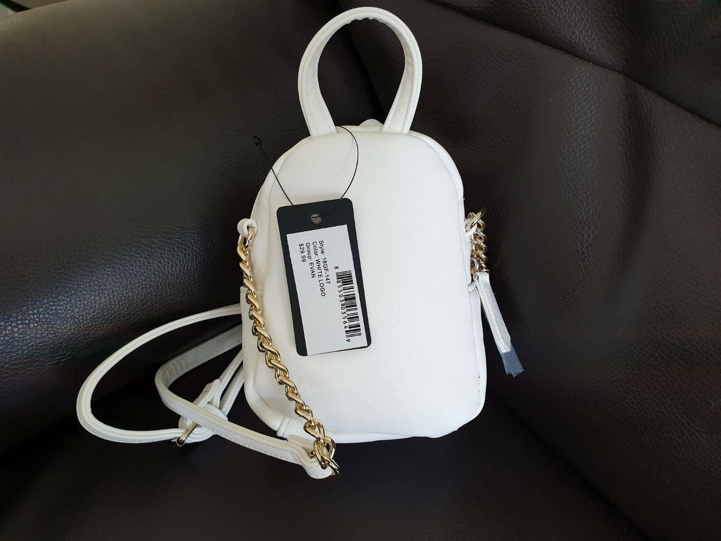 กระเป๋าสะพายข้าง Guess ด้านหน้าติดชื่อแบรนด์ มีช่องซิปด้านหน้า ด้านบนเป็นช่องเปิดปิดซิปมีสัญลักษณ์แบรนด์ติดที่ตัวจับซิปด้วย ด้านในเป็นช่องกว้าง มีช่องเสียบสิ่งของด้วยค่ะ ตัวสายสะพายเป็นโซ่ตัดต่อกับสายหนัง สามารถปรับระดับได้ สวยเก๋ขนาดนี้ รีบมาจับมาจองเป็น