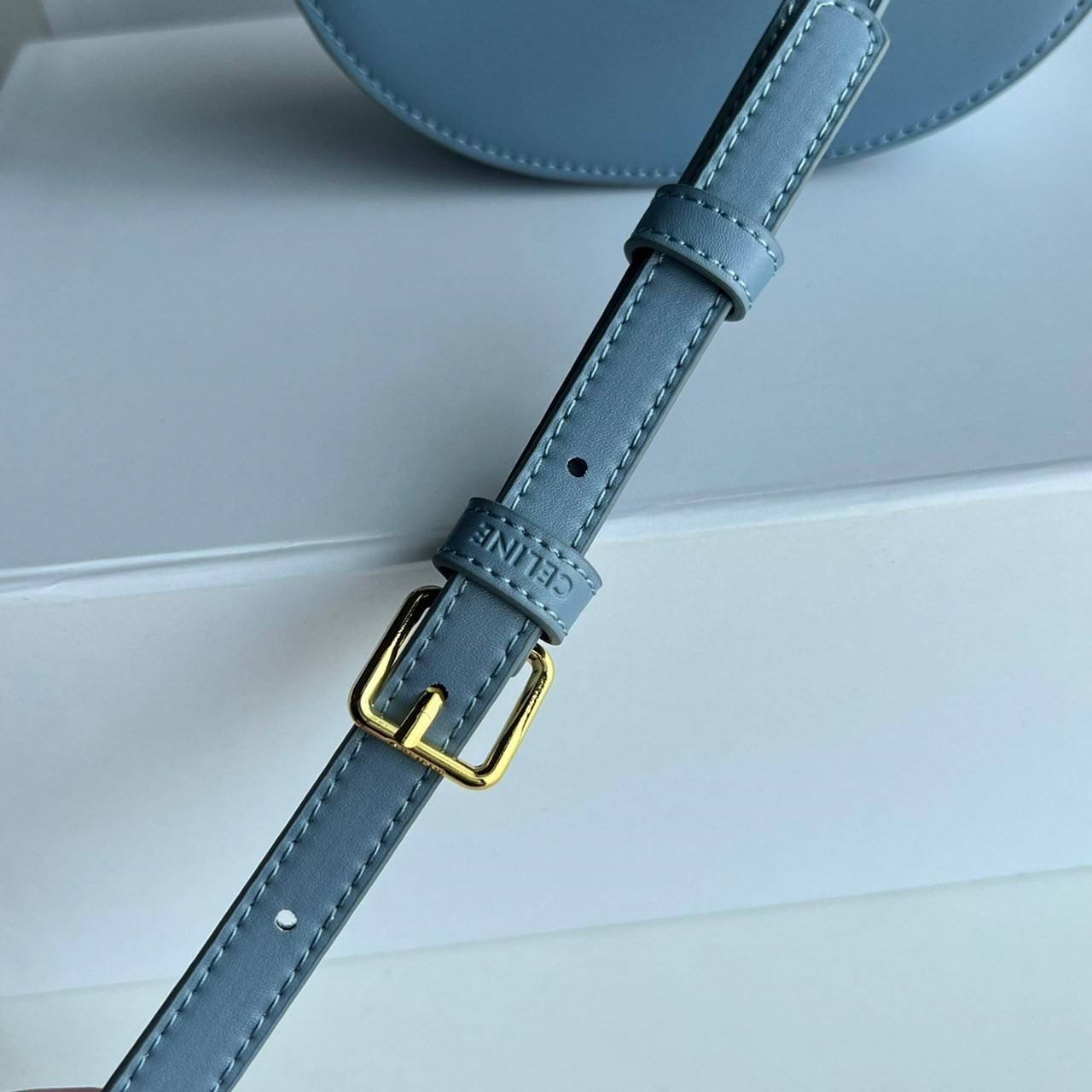 หนังแท้ CELINE BESACE cuir triomphe in Smooth calfskin / CELINE TRIOMPHE CLOSSBODY BAG หนังแท้ทั้งใบสวยหรู แบบใหม่ล่าสุด โลโก้หนังสมูทคลาสิก เหมาะกับสาวๆในวันที่อยากครอสบอดี้ชิลๆ ห้ามพลาดค่ะ!