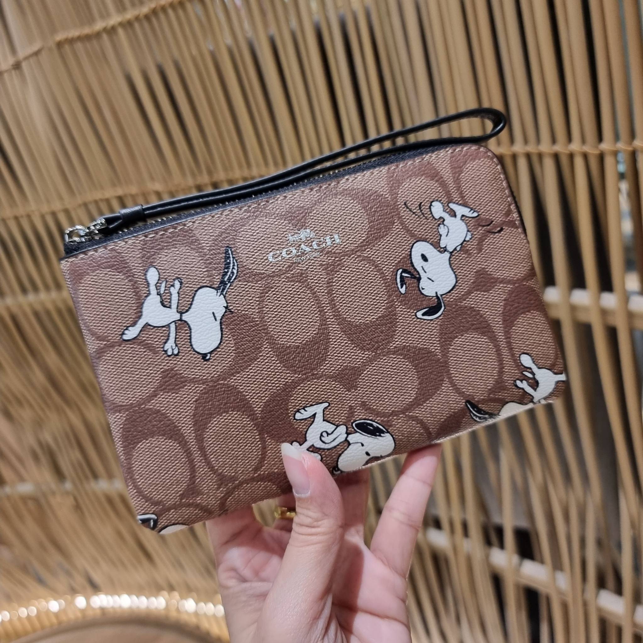 COACH C4589 COACH x PEANUTS CORNER ZIP WRISTLET IN SIGNATURE CANVAS WITH SNOOPY PRINT เหล่าผองเพื่อนและสนูปพีมาแล้วจ้า คอลเลคชั่นสุดน่ารักที่ฮอตไม่มีตก กระเป๋าคล้องมือ ขนาดเหมาะพกพากำลังเหมาะ วัสดุหนังแคนวาสเคลือบลาย ภายในเป็นช่องโล่ง ใส่ธนบัตร หรือใส่บัต