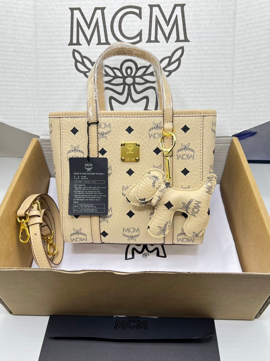 M.C.M Toni Top-Zip Shopper in Visetos กระเป๋าทรงโท้ท พร้อมพวงกุญแจน้องหมาห้อย พิมพ์ลายสวยงาม เกรดท็อปออริ 1:1 สลับแท้ ใช้งานต่างประเทศได้