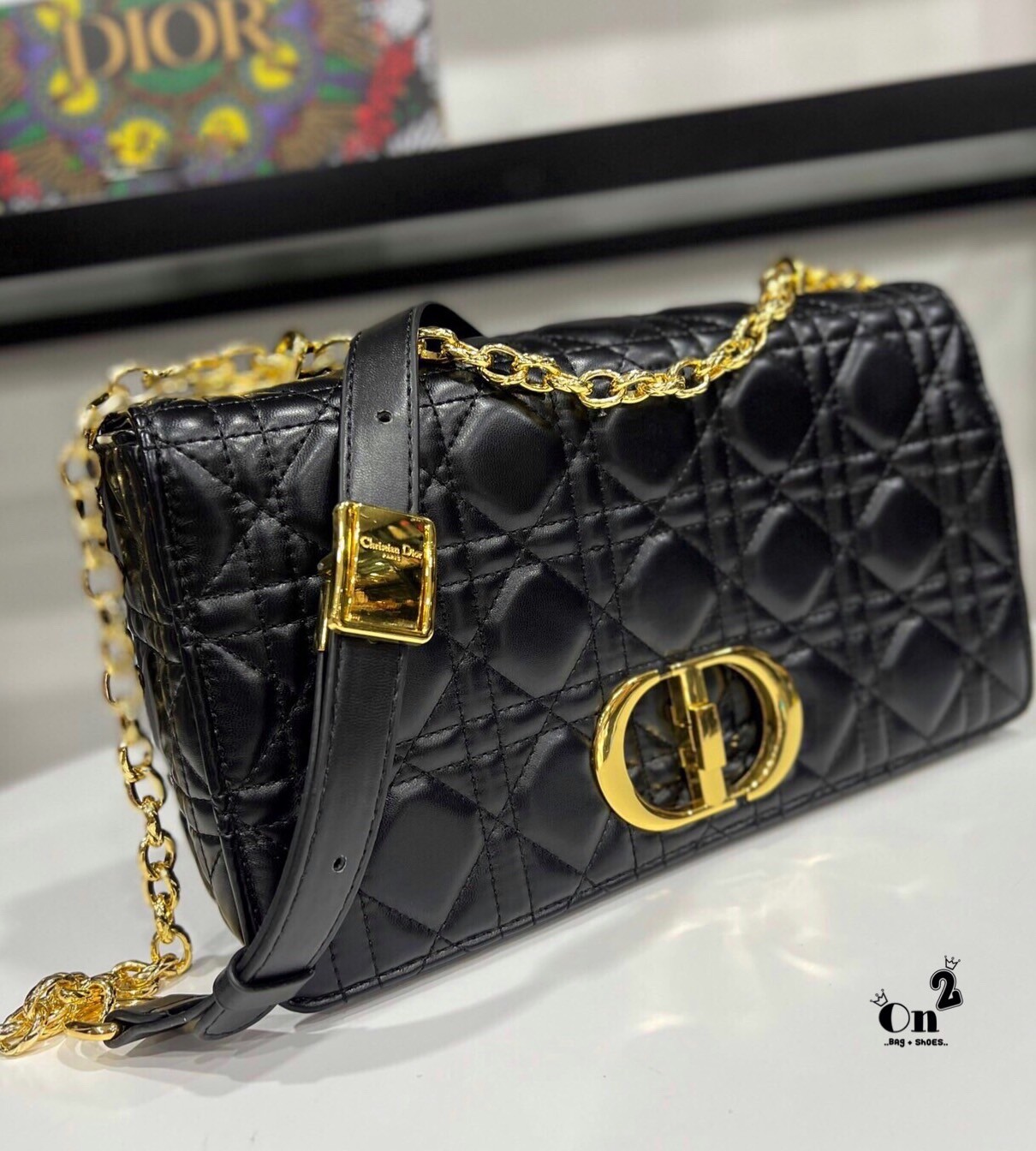 DIOR CARO BAG กระเป๋าสะพายทรงกล่องเปิดหน้าแต่งอะไหล่CD มาพร้อมสายสะพายยาวครอสบอดี้ มาครบ 3 ขนาด หนังสวย ภาพถ่ายจากงานขายจริงนะคะ