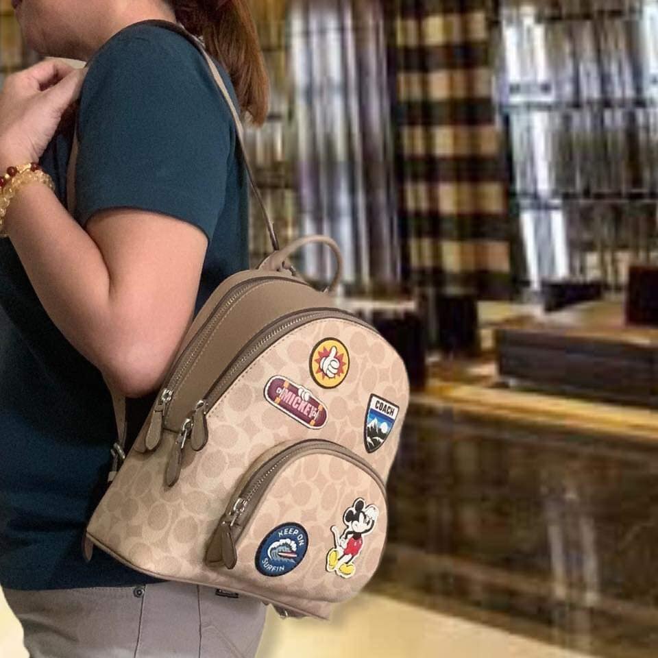 COACH 3892 DISNEY MICKEY MOUSE x COACH SIGNATURE SMALL BACKPACK เป้รุ่นลิมิเต็ดสุดหายาก!! คิ้วท์ๆ น่ารักน่าใช้มากๆ ด้วยดีไซน์ที่โดดเด่น 🎒💓 วัสดุหนังแคนวาสคุณภาพดี มีช่องซิปแยกให้หลายช่อง สายสะพายปรับได้ตามถนัด รุ่นนี้ขับผิวดีมากๆ ถ่ายรูปได