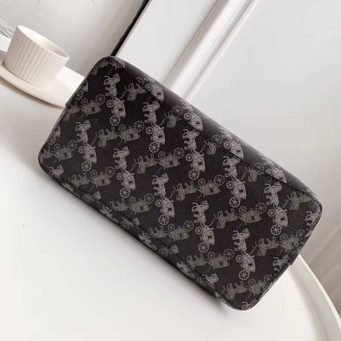 COACH TOWN BUCKET BAG WITH HORSE AND CARRIAGE PRINT ((2081-236)) 🔺กลับมาแล้ว ตามคำเรียกร้องค่ะ! กระเป๋าคล้องไหล่//สะพายข้างได้ วัสดุ pvc อย่างดี หนังนิ่มป่องพองตัวสวยงาม ลายรถม้าทั้งใบค่ะ ภายในกระเป๋าแบ่งเป็น2ช่องหลัก เปิดปิดแบบกระดุมแม่เหล็ก ภายใ