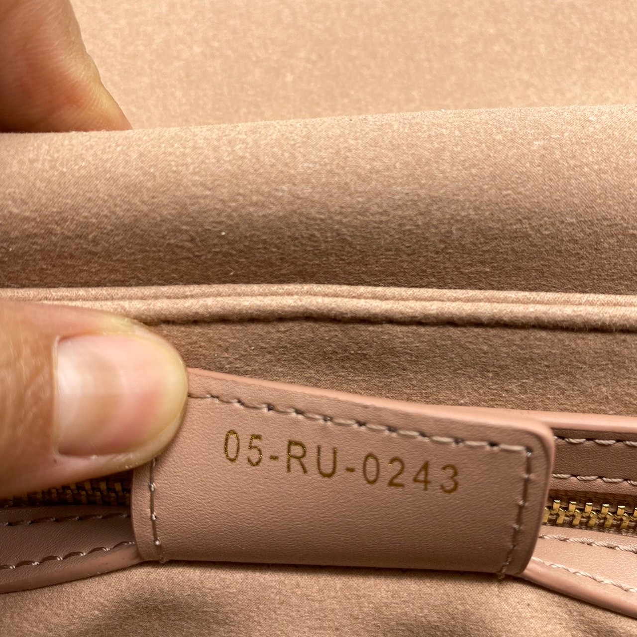 DIOR CD Signature Bag with Strap / CD OVAL CAMERA BAG / Dior Camera Bag ดีไซส์ใหม่ล่าสุด บ่งบอกถึงความหรู แต่ใช้งานได้โอกาส ใช้ได้ทั้งชายหญิง กระเป๋าสะพายทรงกล้อง ขนาดกะทัดรัด ไซส์สะพายคล่องตัว สีผู้ดีมากๆ