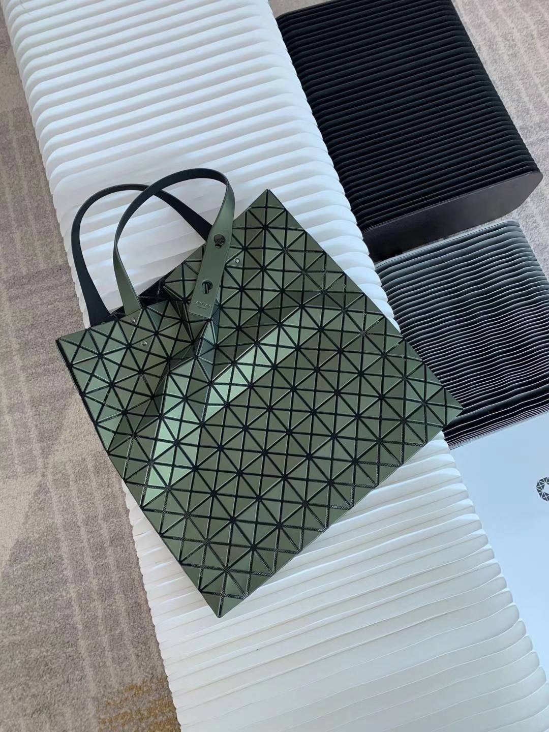 BAOBAO ISSEY MIYAKE 10x10 BLOCK TOTE BAG 39cm กระเป๋าถือทรง shopping โท้ทใบใหญ่ลายตาราง เกรดออริจินอล ภาพสินค้าถ่ายจากงานขายจริง ใช้งานต่างประเทศได้