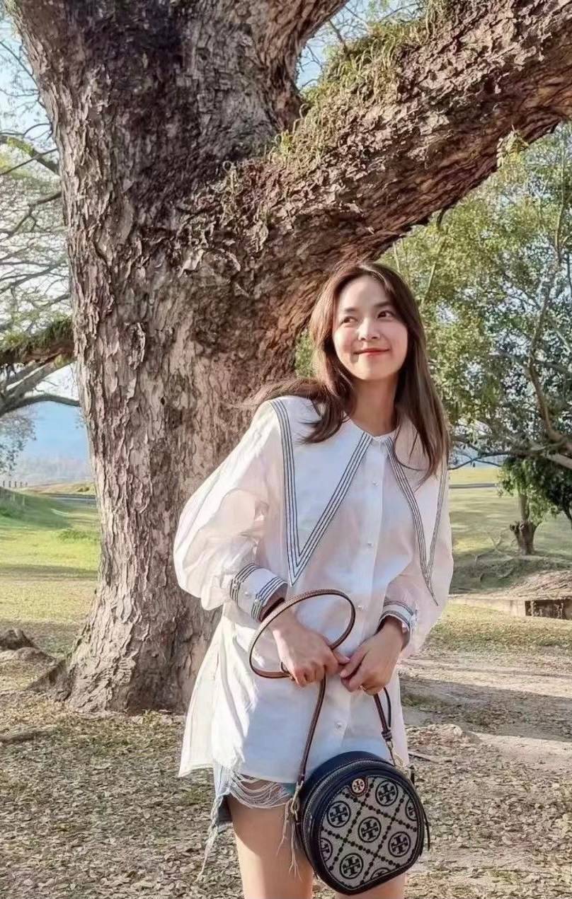 TORY BURCH T MONOGRAM JACQUARD CIRCLE BAG ((Large size)) พร้อมส่งที่ไทย สวยก่อนใครที่นี่! กระเป๋าจาก Tory burch รุ่นนี้มาในสไตล์ทรงวงกลม สุดคลาสสิค ดูคล่องตัวมากขึ้น วัสดุJacquardทอลายแบรนด์+ขอบหนังแท้ ได้ลงตัวสวยงามอยู่เหมือนเดิมค่ะ